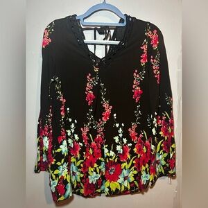 Suzanne Betro floral top, bell sleeves
Lace up detail with back tie
Size small